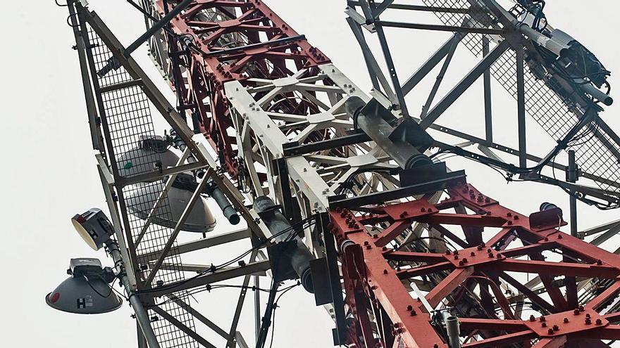 Una antena o estación base de telecomunicaciones.