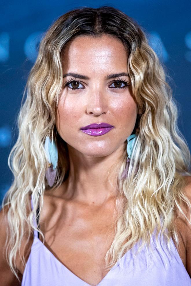 El 'beauty look' de Ana Fernández para el 'photocall' de su nueva película con peinado con ondas de sirena y maquillaje de labios morados