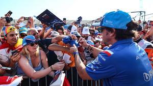 Fernando Alonso, firmando autógrafos a los aficionados en el GP de Francia