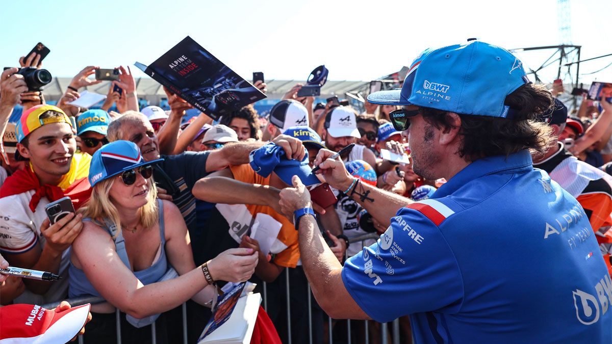Fernando Alonso, firmando autógrafos a los aficionados en el GP de Francia
