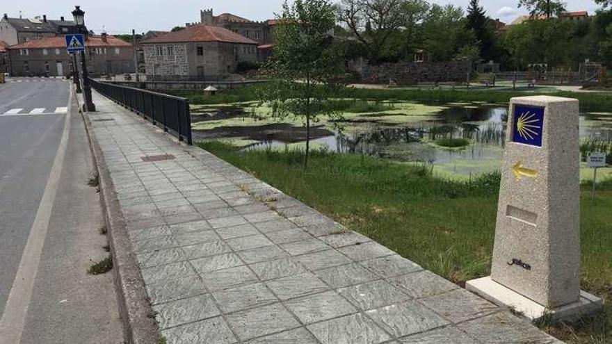 Una señal del Camiño de Inverno junto al paseo fluvial de Rodeiro.