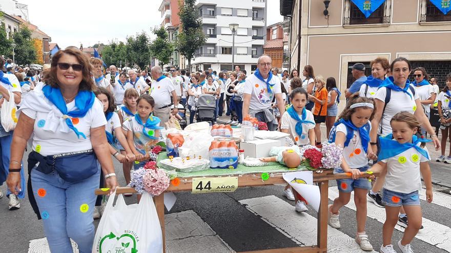 La merienda va sobre ruedas en la Pola: así transcurre el desfile de romeros hacia el prao del Carmín