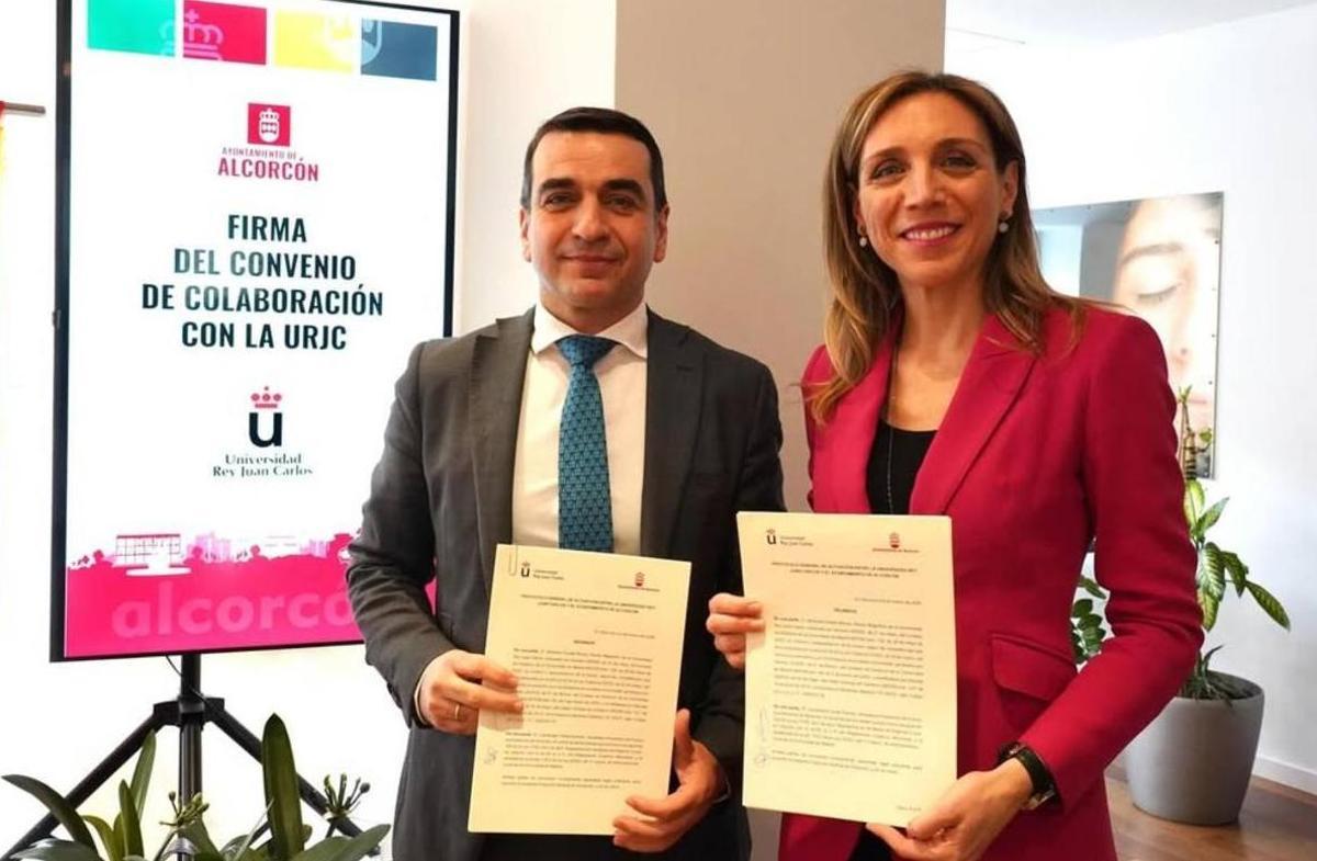 El rector de la URJC, Abraham Duarte, y la alcaldesa de Alcorcón, Candelaria Testa, en la firma del convenio.