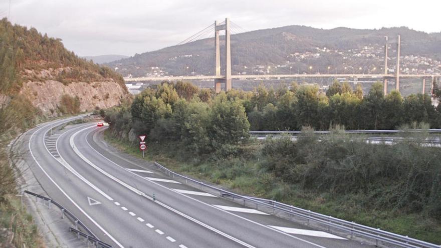 El acceso del Corredor do Morrazo con Rande al fondo. // Santos Á.