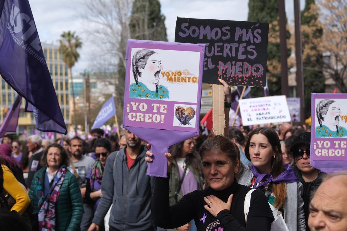 Manifestantes con carteles en la Plaza Tarraco de Tarragona por el Día de la Mujer 2023. 