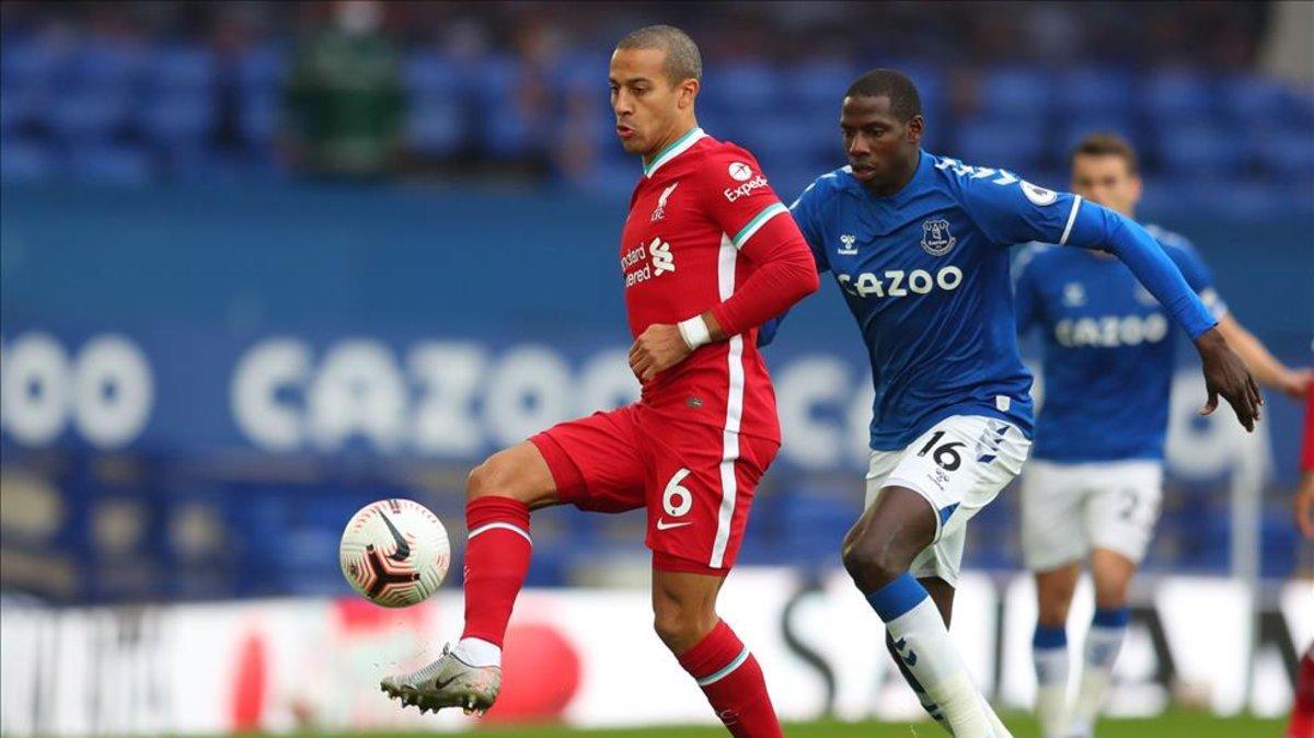 Thiago Alcántara en un partido de la Premier League ante el Everton