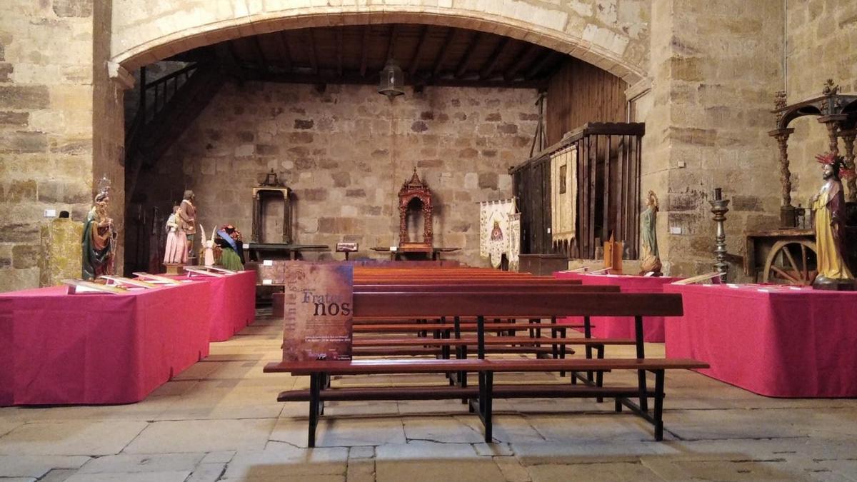 Interior de la muestra en la iglesia de La Hiniesta.