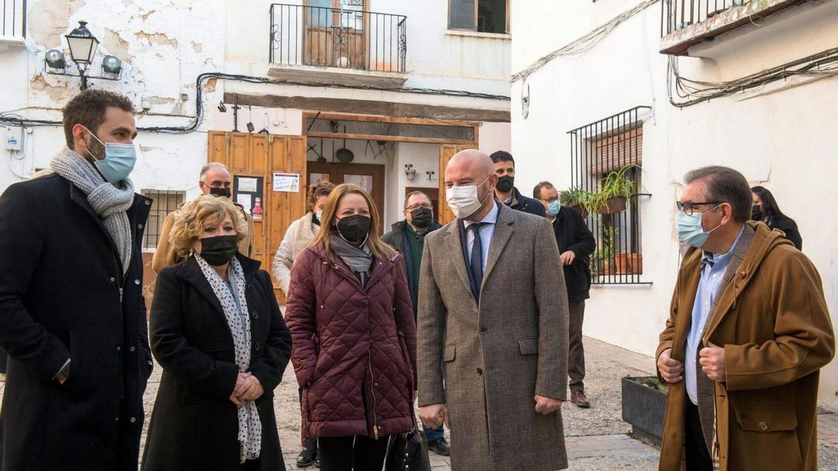 Mario Sánchez, Eli García, Pilar Sarrión, Toni Gaspar y Pedro Navarro, ayer en Requena. | L-EMV