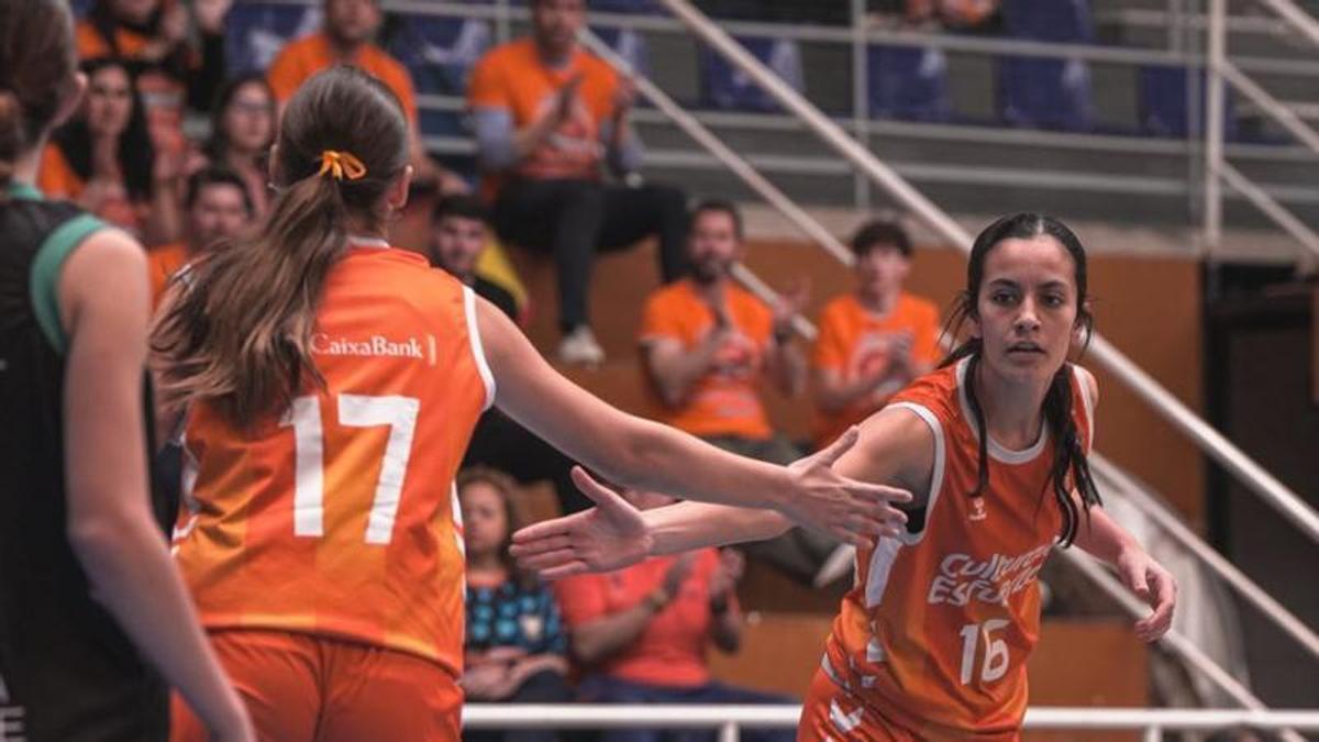 Jugadoras el Valencia Basket Femenino infantil en una sustitución durante el partido ante el CAB Estepona en la Minicopa Endesa
