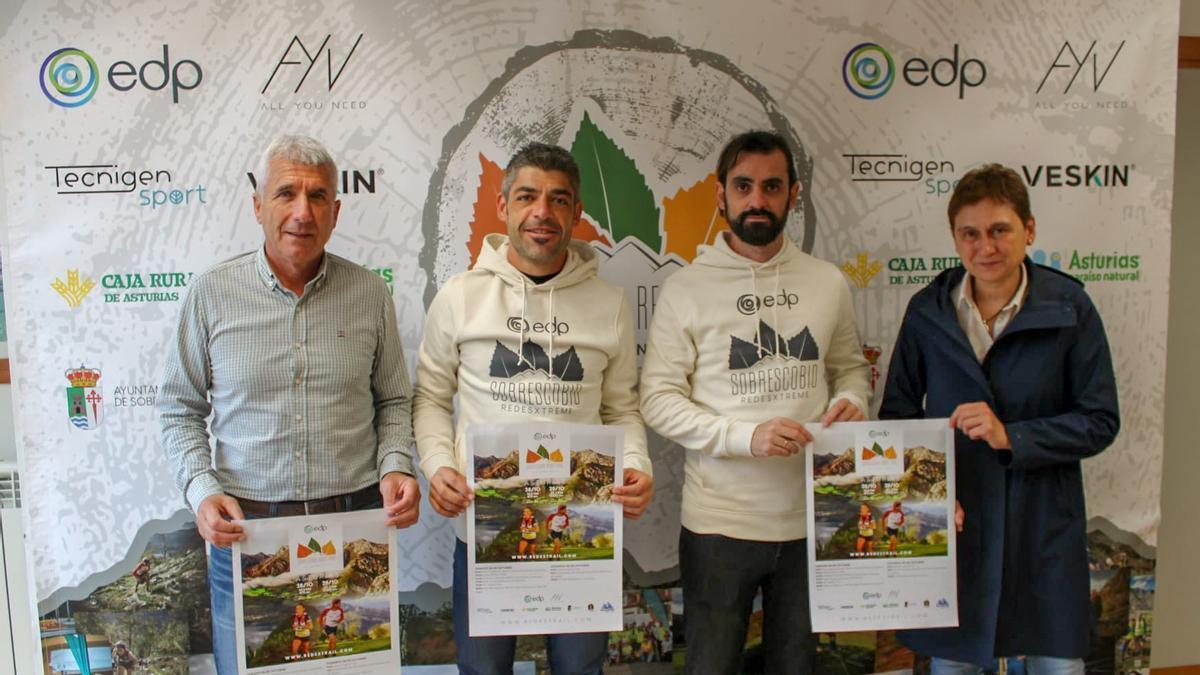 Marcelino Martínez, Juan Fuego, Isaac Pozo y Tensi Carmona, en la presentación de la Sobrescobio Redes Trail. | L. M. D.