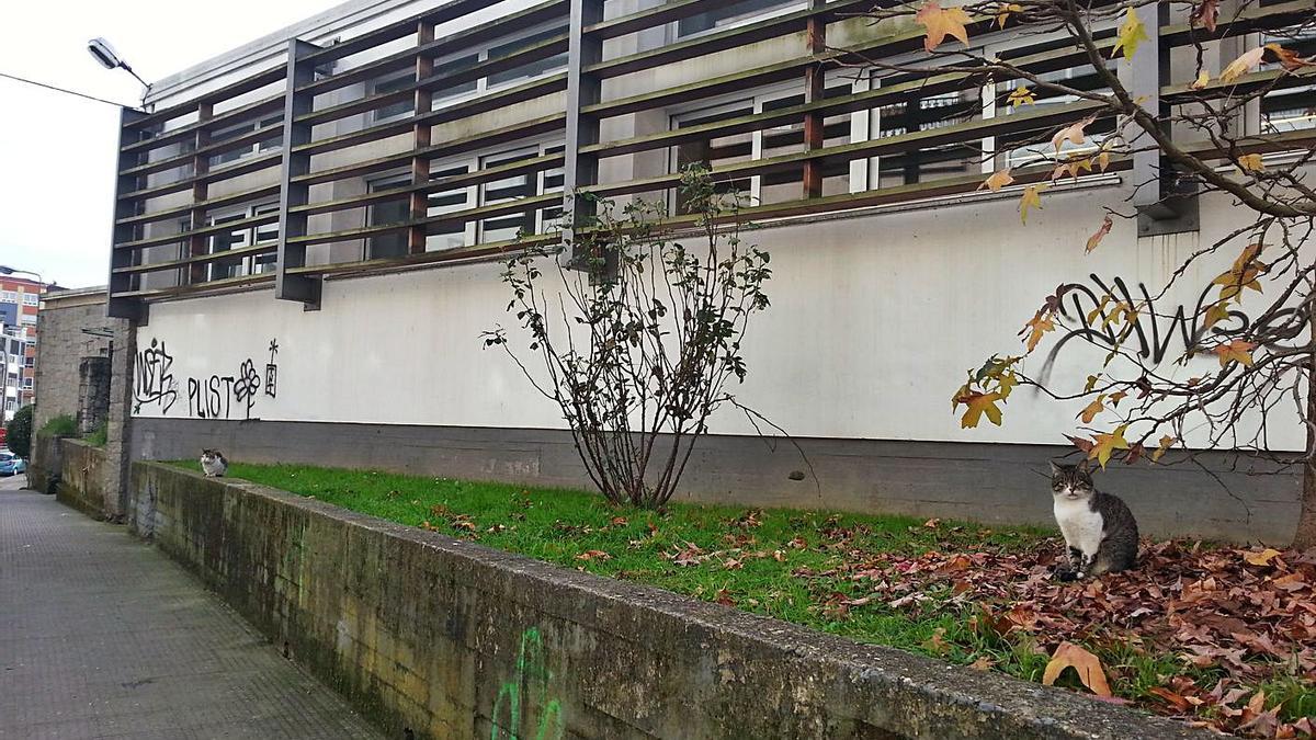 Edificio del antiguo ambulatorio de Betanzos, en Pintor Seijo Rubio. |   // LA OPINIÓN