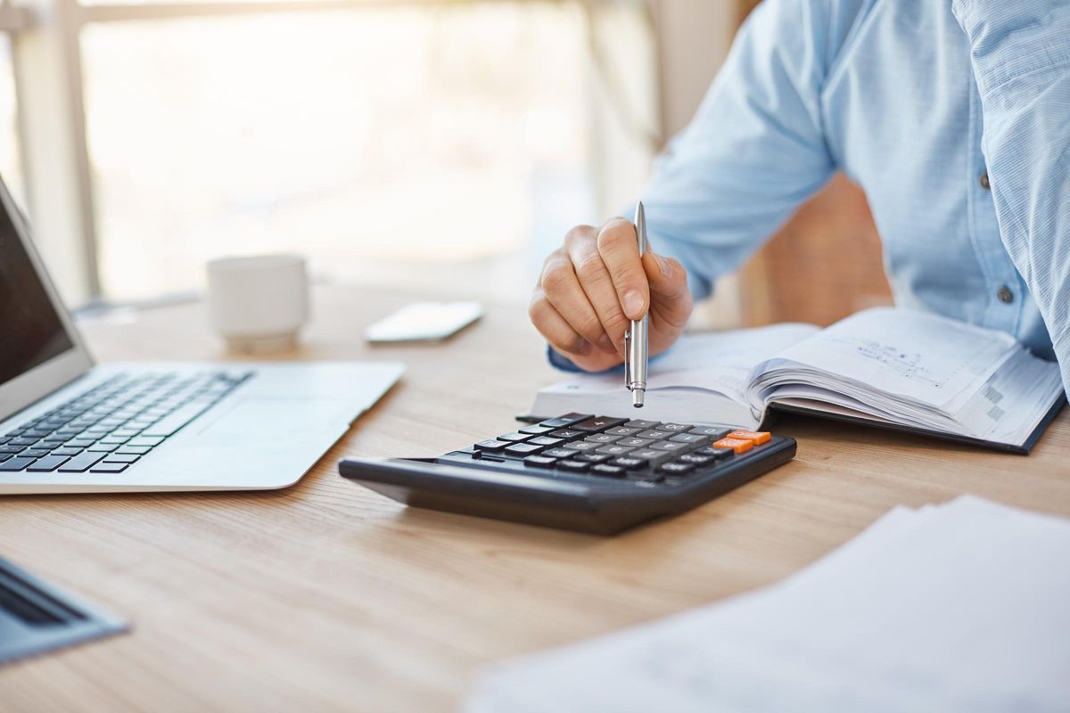 Una persona repasa sus finanzas personales.