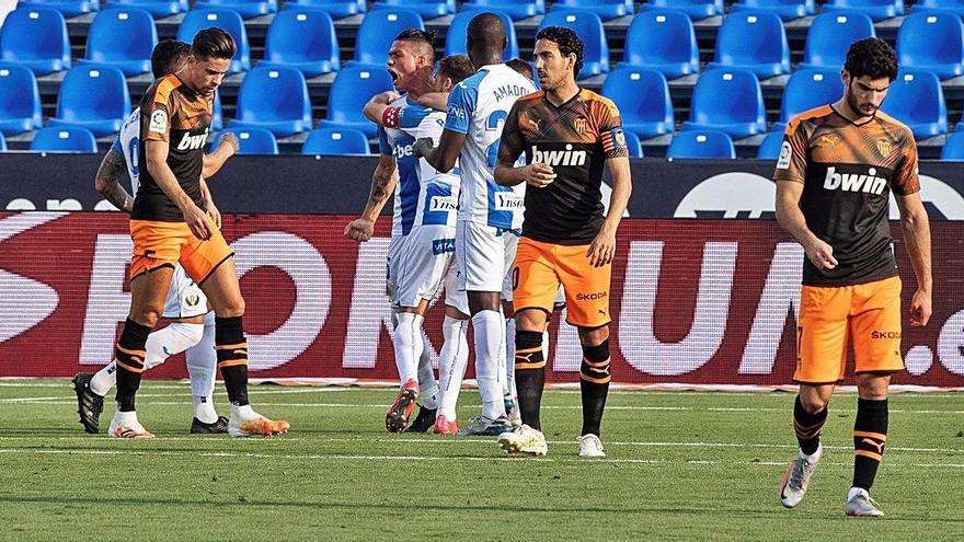 Los jugadores del Valencia se lamentan tras el gol del Leganés en Butarque.