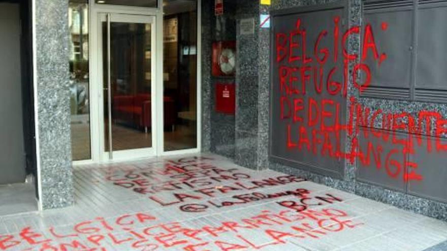 Les pintades a l&#039;entrada del consolat belga a la capital catalana