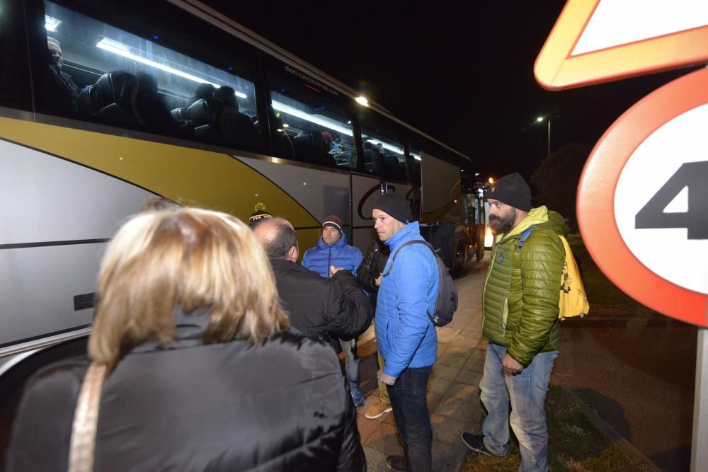 Los trabajadores de Alcoa de Asturias parten hacia Madrid a una manifestación contra el cierre de la fábrica