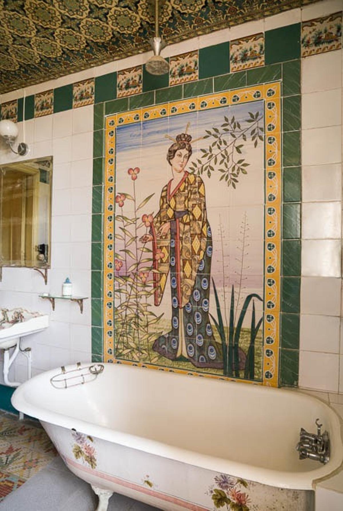 Detalle del baño. Decoración cerámica y bañera de hierro.