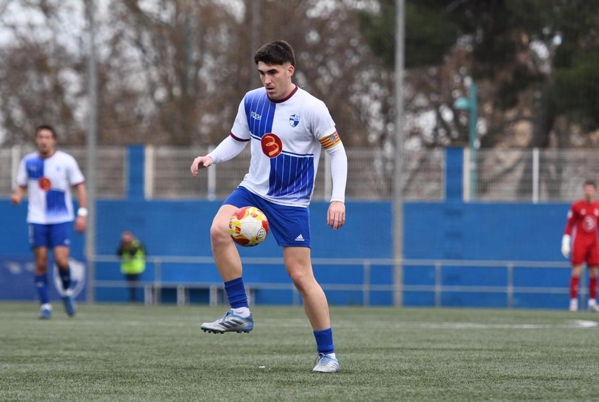 El capitán del conjunto arlequinado controla el balón en Las Gaunas.