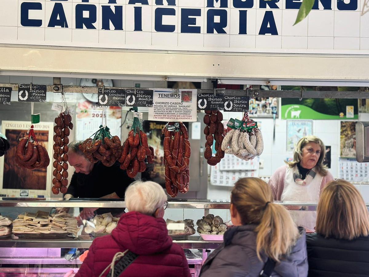 Vecinas comprando comida para preparar la Navidad en el Mercado del Cerro del Águila.