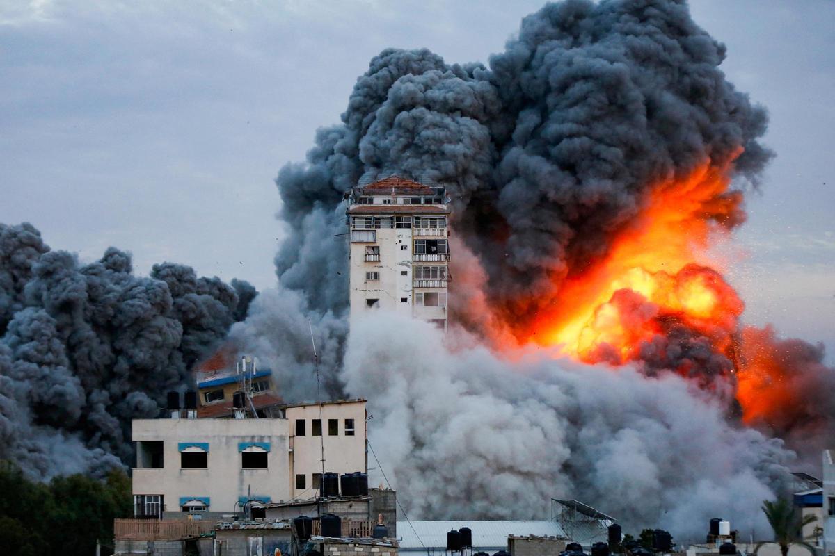 Humo y llamas se elevan después de que las fuerzas israelíes atacaron una torre de gran altura en la ciudad de Gaza, el 7 de octubre de 2023.