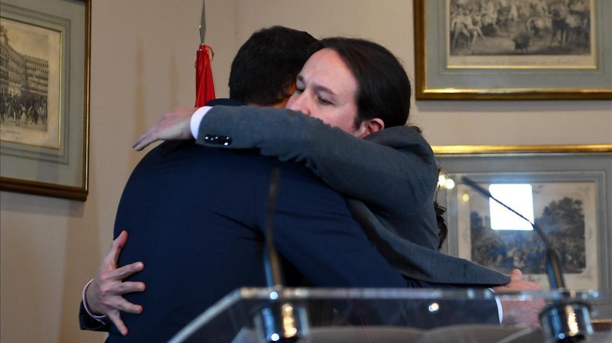 Abrazo entre Pedro Sánchez y Pablo Iglesias tras la firma del Gobierno de coalición.