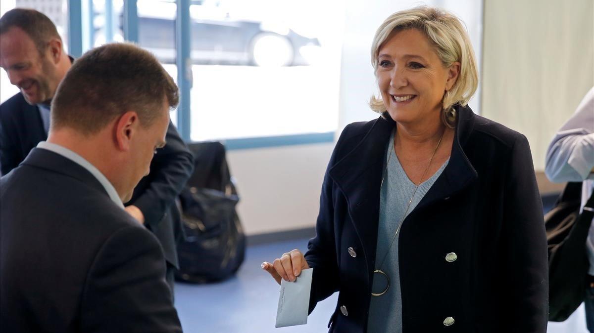 zentauroepp48341328 la l der de reagrupament nacional marine le pen votant a l190526201730 zentauroepp48341328 la l der de reagrupament nacional marine le pen votant a l190526201730