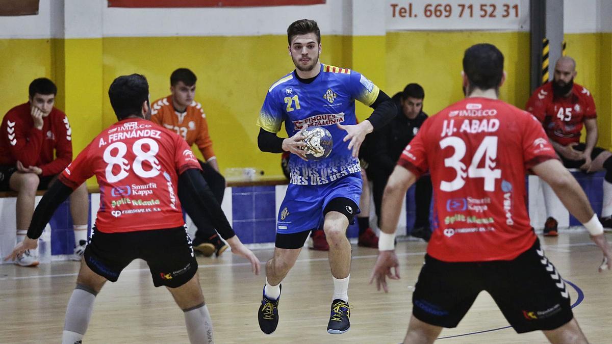 Pere Arnau, en un partit d’aquesta temporada amb el Sarrià d’handbol.