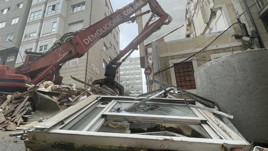 Demolido el edificio de la calle Tui al que se le cayó el tejado | LA OPINIÓN