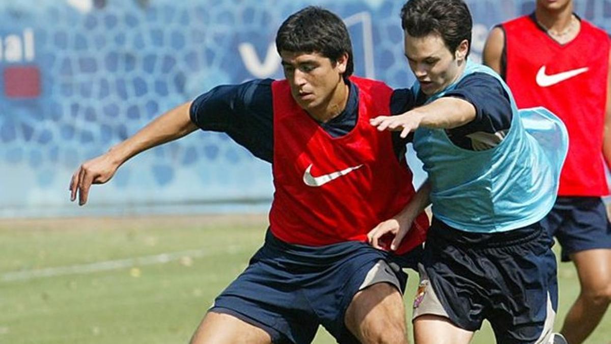 Riquelme, con Iniesta en un entrenamiento con el Barça en la temporada 2002-03