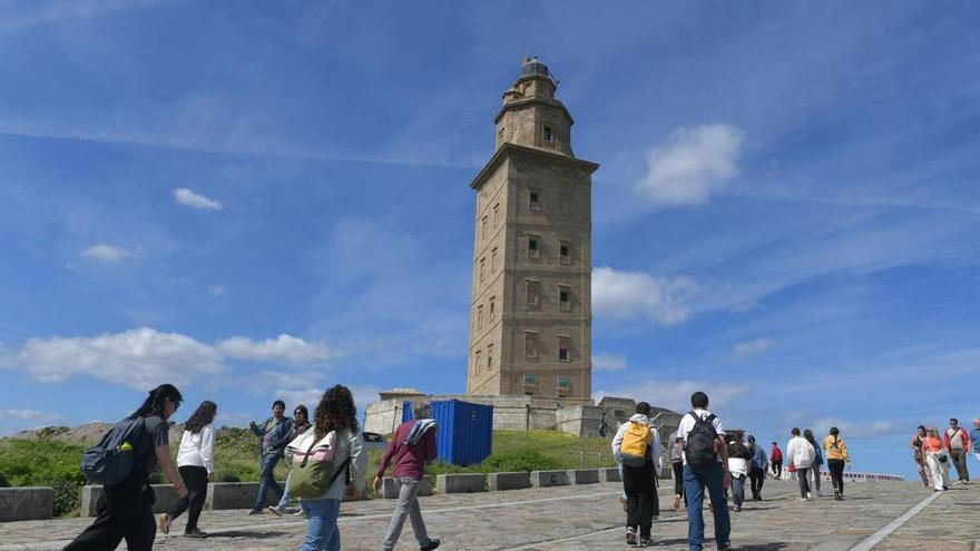 La Torre de Hércules de A Coruña reabre las visitas al monumento tras la paralización de las obras