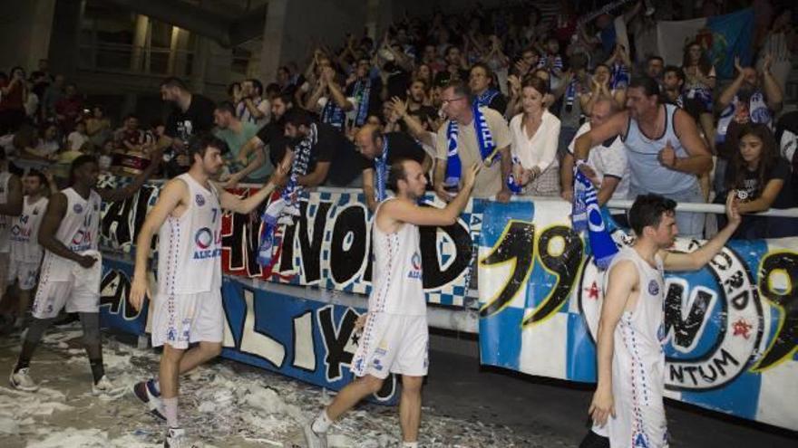 La peña Kali Nord, que desplegó una enorme bandera con los colores de Alicante y animó sin desmayo durante todo el partido, consuela a los jugadores del HLA tras la derrota.