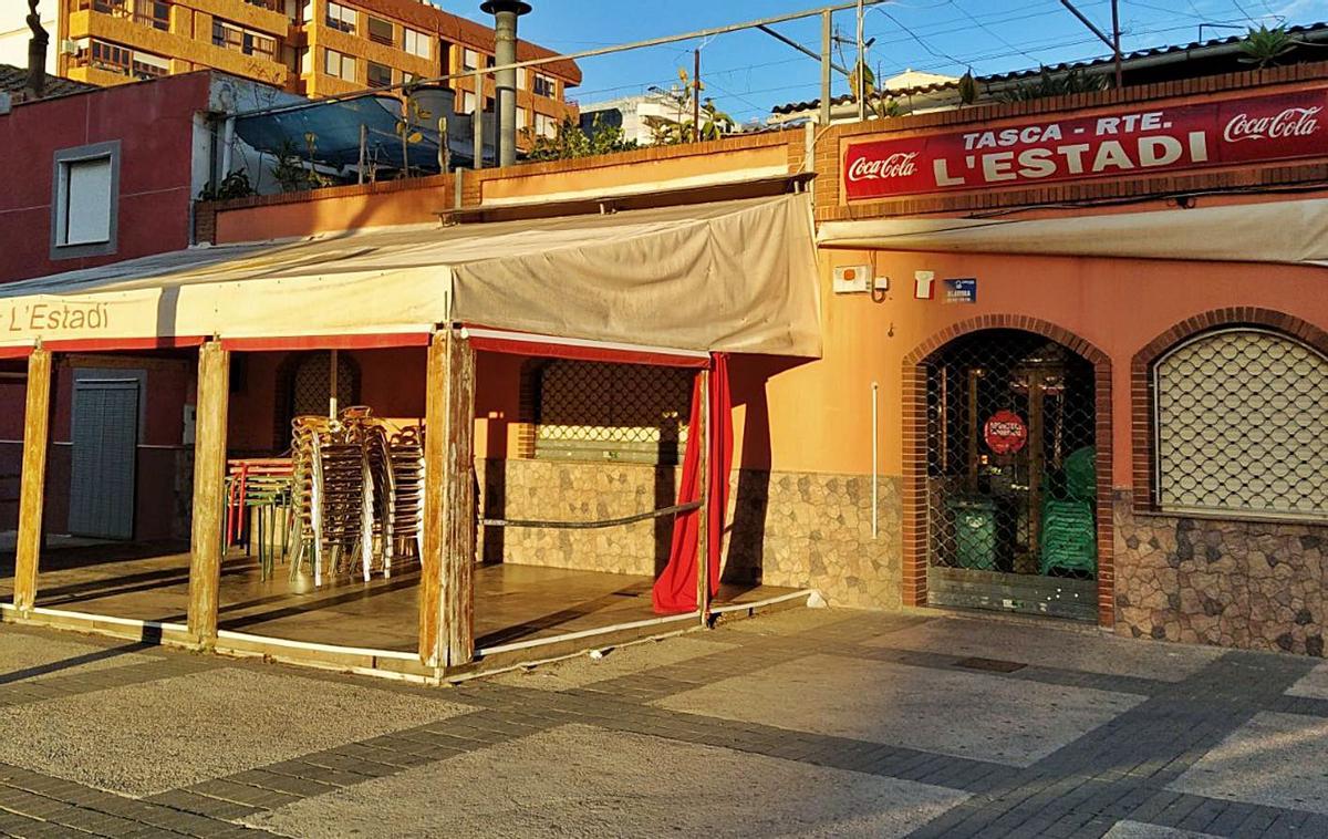 Un bar de Tavernes, cerrado por las restricciones decretadas por la Generalitat. | LEVANTE-EMV