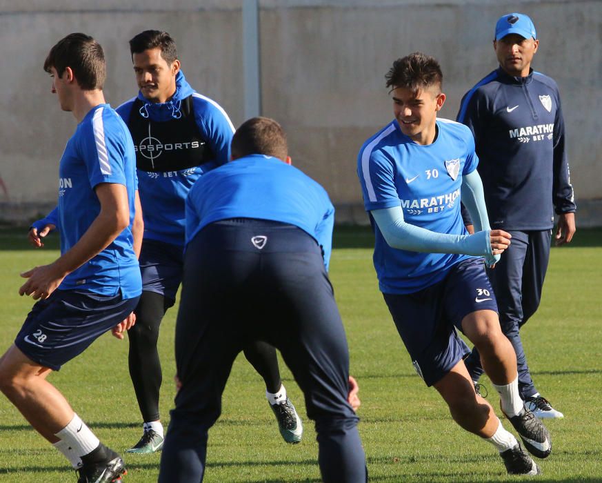 La primera plantilla, con la ausencia de Carlos Kameni y la visita del exmalaguista Juanmi, vuelve al trabajo tras las vacaciones de Navidad bajo las órdenes de Marcelo el ''Gato'' Romero.