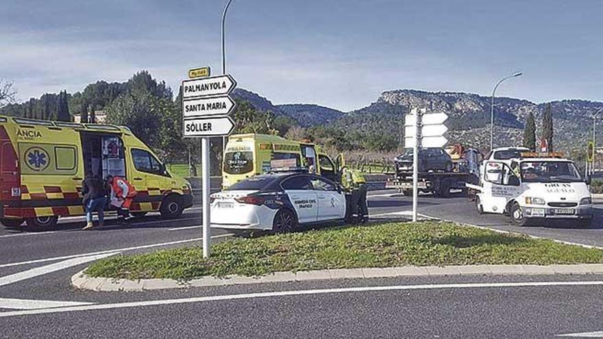 Momento en el que una grÃºa traslada los coches siniestrados en la rotonda.