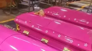 Una funeraria se une al fenómeno Barbie y vende ataúdes inspirados en la película