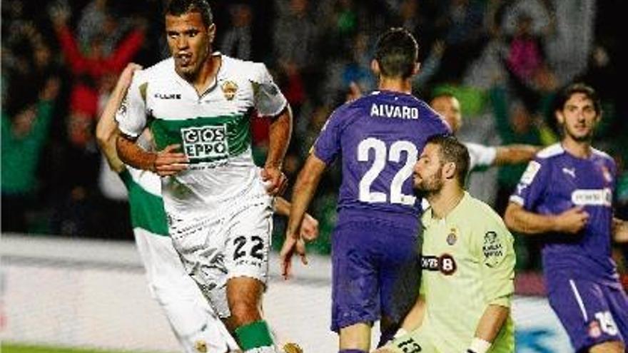 El davanter Jonathas de Jesús celebra un dels dos gols que va marcar ahir a l&#039;Espanyol.