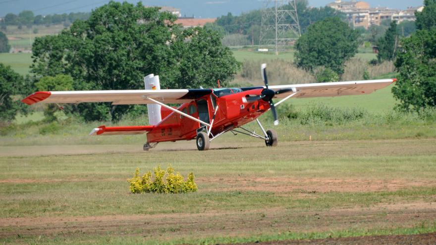 Una avioneta enlairant-se de l&#039;aeròdrom fruitosenc