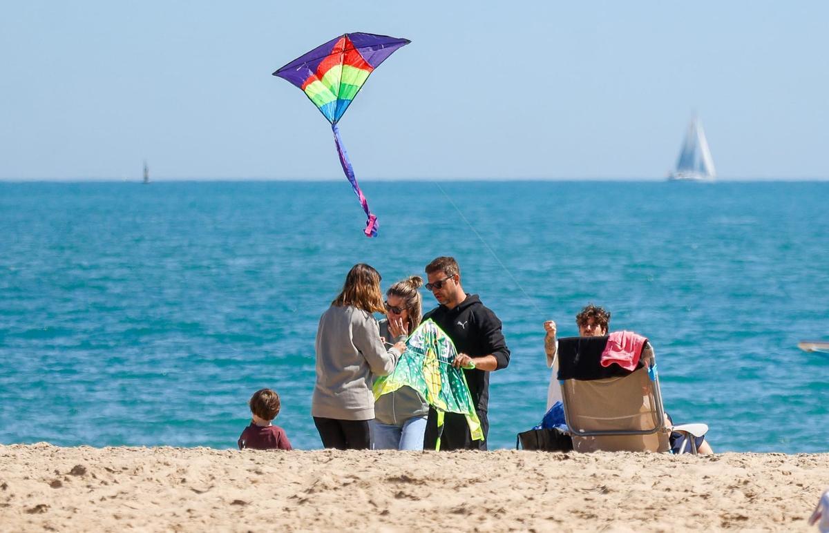 Cometas y comidas familiares en las playas del sur de València