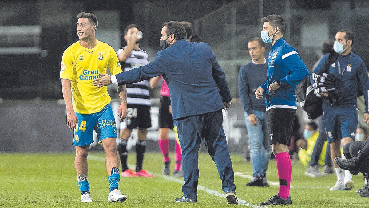 Lemos, tras ver la roja, junto al delegado Rubén Fontes.