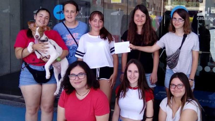 Donación joven a la ONG SOS Animales