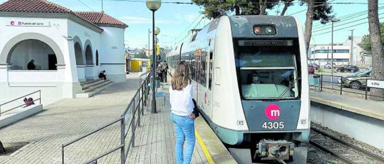 Usarios utilizando el metro en la parada de Fuente de Jarro, en Paterna. | ASIVALCO