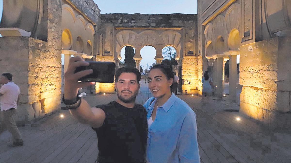 Una pareja se fotografía en una de las zonas del conjunto arqueológico de la ciudad palatina de Medina Azahara.