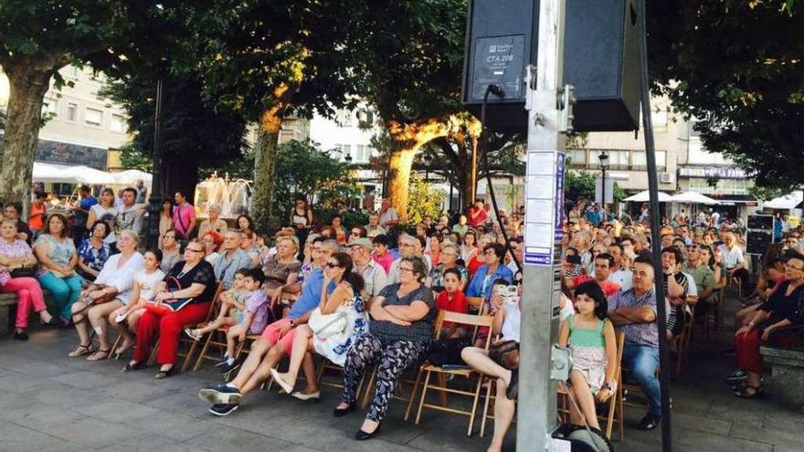 Público asistente al festival de ayer en la Alameda. // Santos Álvarez