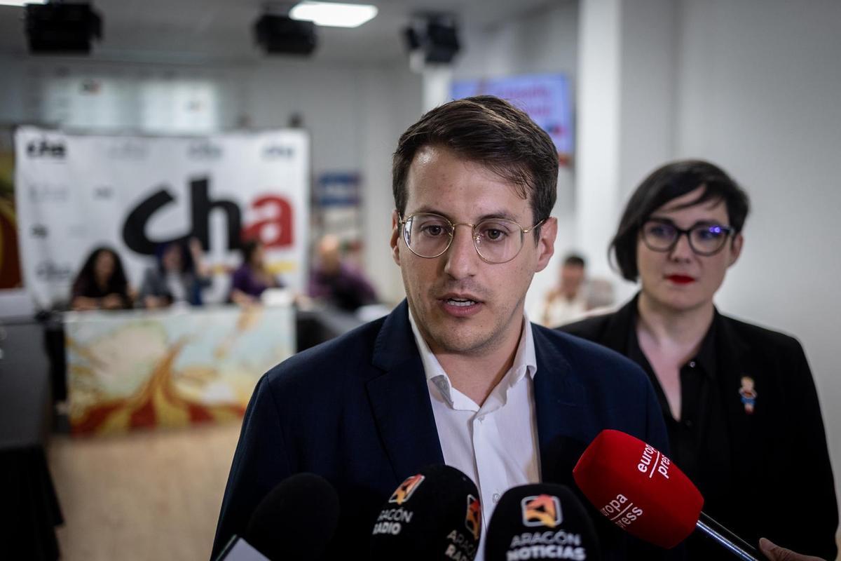 Jorge Pueyo atiende a los medios tras la reunión en la sede de CHA, este miércoles, con Verónica Villagrasa.