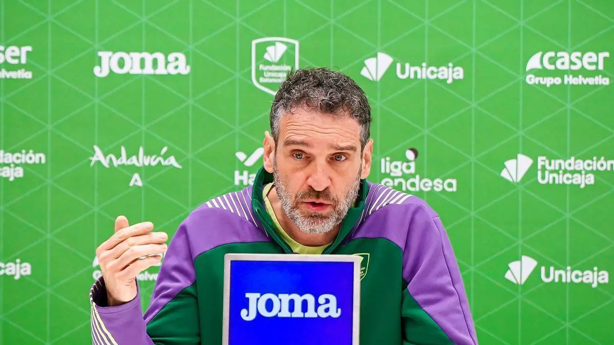 Ibon Navarro, antes del Unicaja-La Laguna Tenerife: "Necesitamos acelerar el ritmo del partido para que no jueguen cómodos"