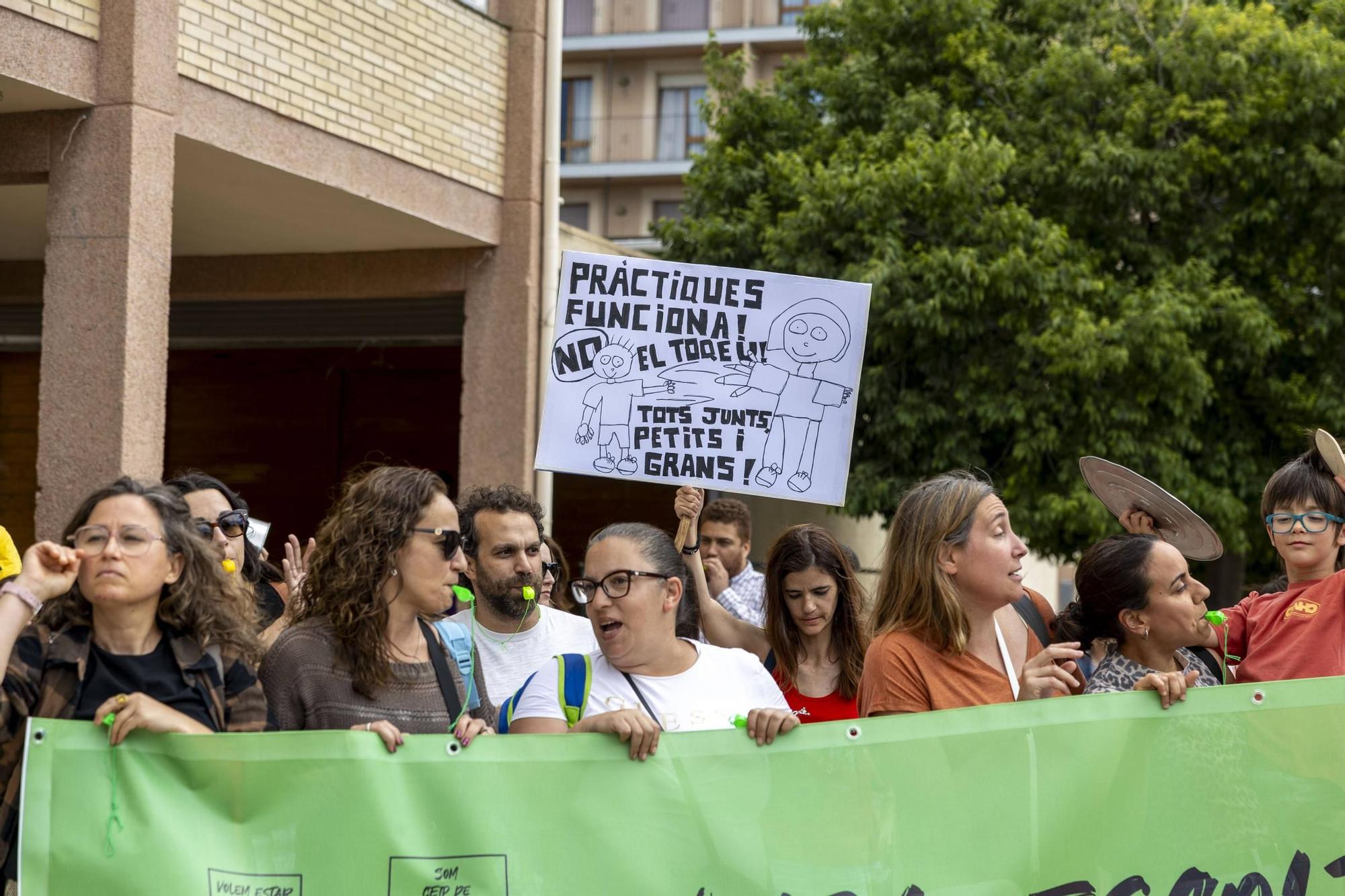 Más de un centenar de personas participan en la cacerolada contra la ampliación del CEIP Pràctiques de Palma propuesta por Educación