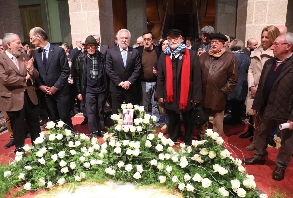 El alcalde Xulio Ferreiro, el escritor Manuel Rivas o el expresidente de la Real Academia Galega, Xesús Alonso Montero, han estado presentes en el acto.