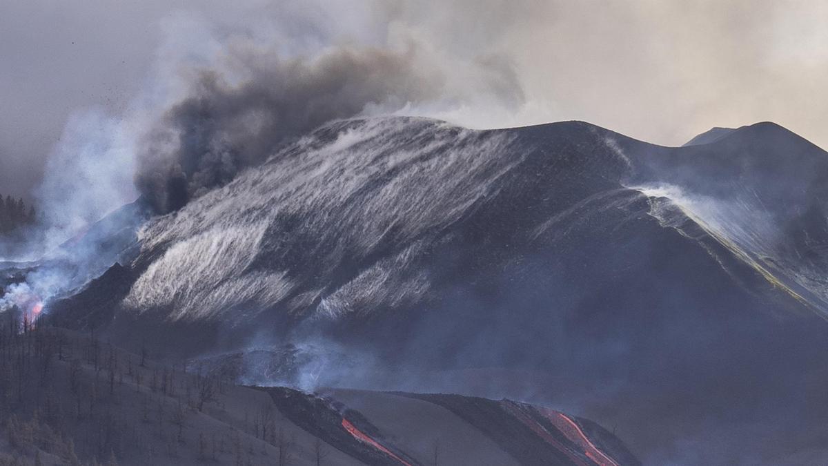 Apertura de nuevos centros de emisión al noreste del cono principal del volcán de La Palma, a 29 de noviembre de 2021, en los Llanos de Aridane, La Palma, Santa Cruz de Tenerife, Canarias, (España). La actividad en el foco efusivo localizado en el flanco