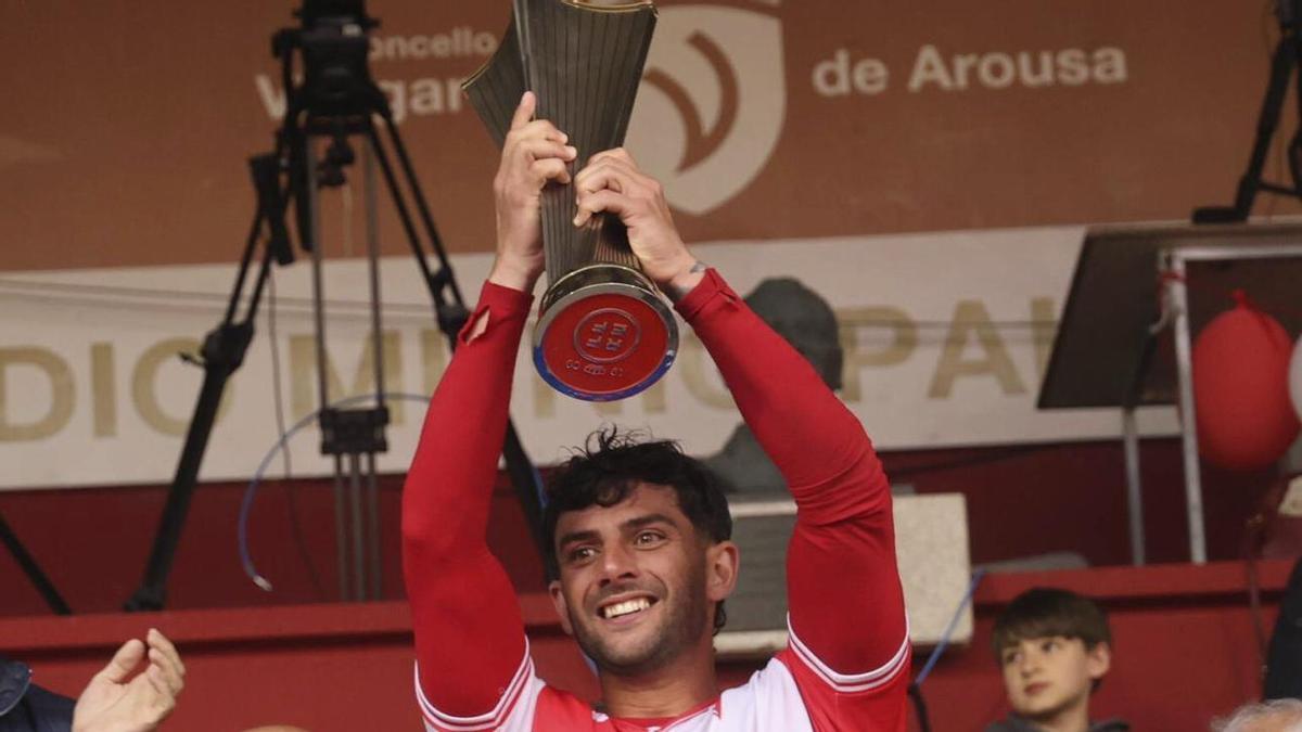 Pacheco levantando la copa de campeón de 3ª RFEF en el palco de A Lomba. | NOÉ PARGA