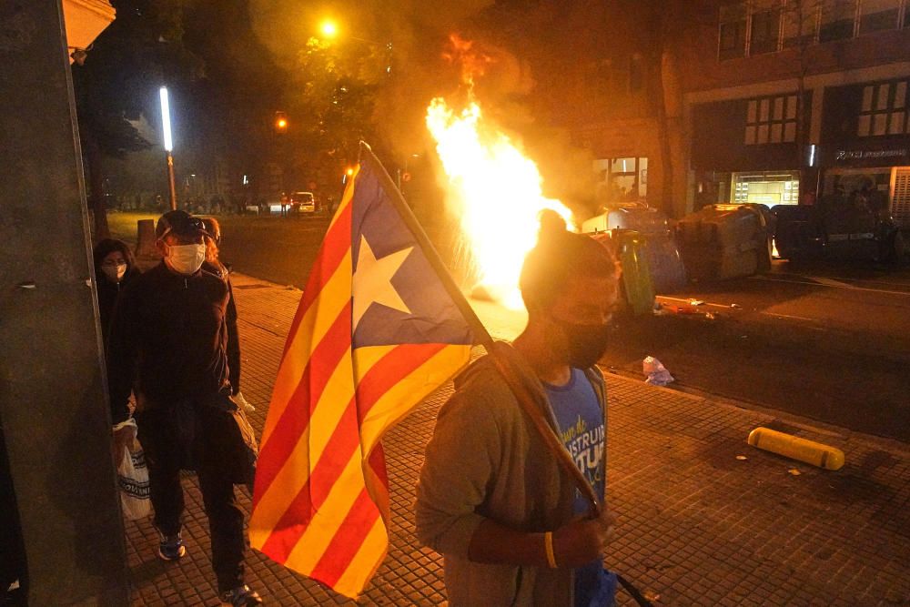 La marxa dels CDRs a Girona acaba amb enfrontaments amb la policia i contenidors cremats