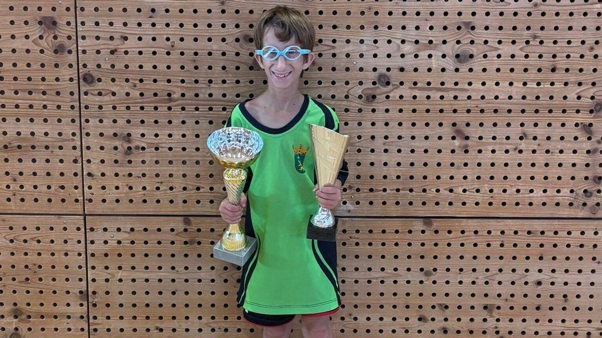 El Luca, amb la camiseta del Castellnou i dos trofeus